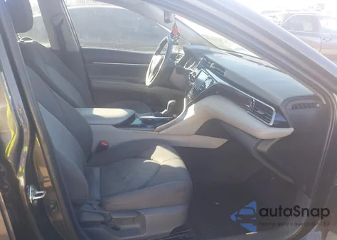 2020 Toyota Camry Le z USA, uszkodzony, nr VIN 4T1L11AK9LU938006